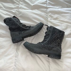 NIB Roxy Boots